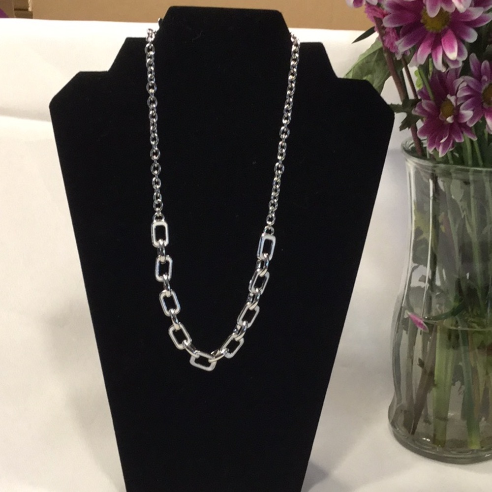 NWT short Lia Sophia necklace.